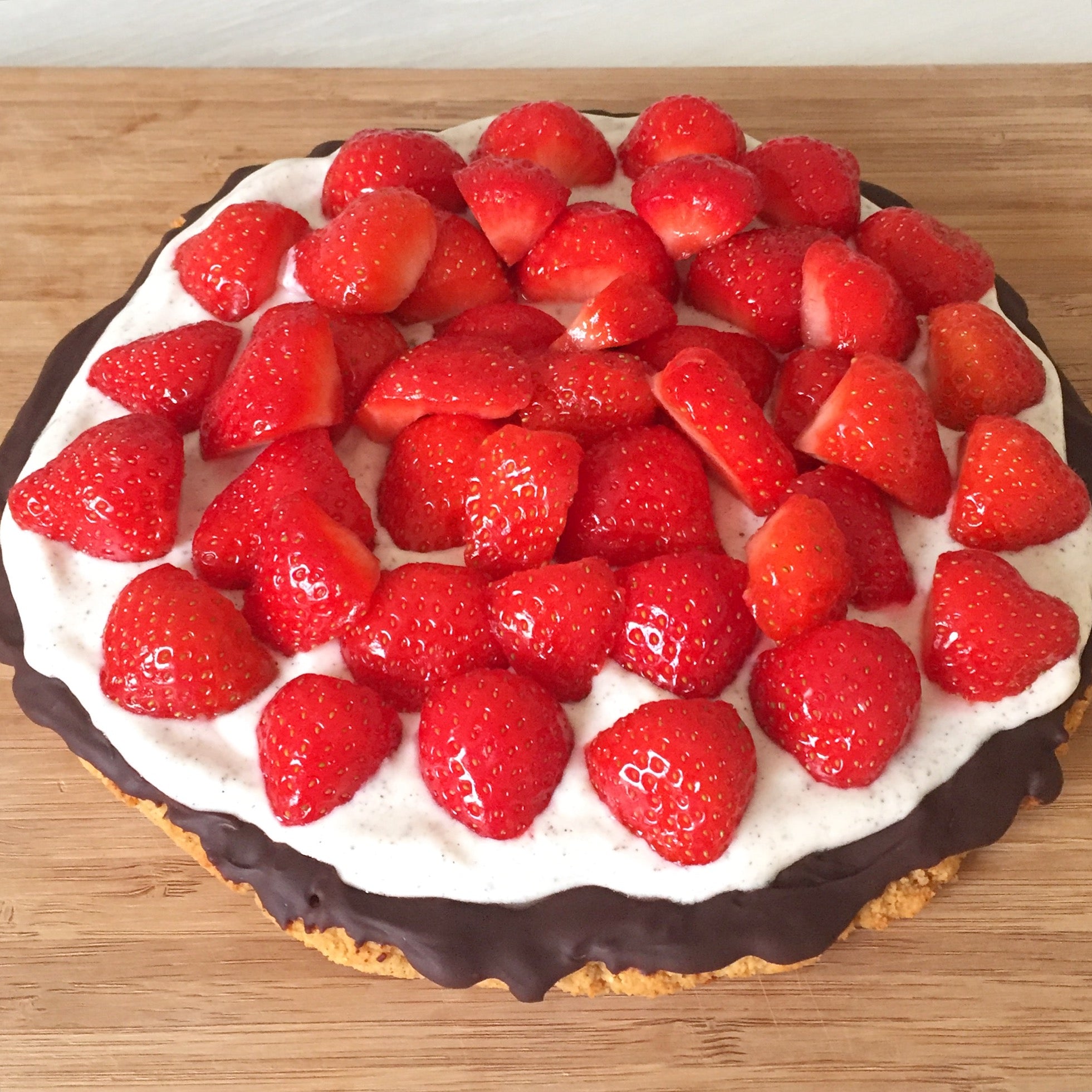 Jordbærterte med marsipanbunn