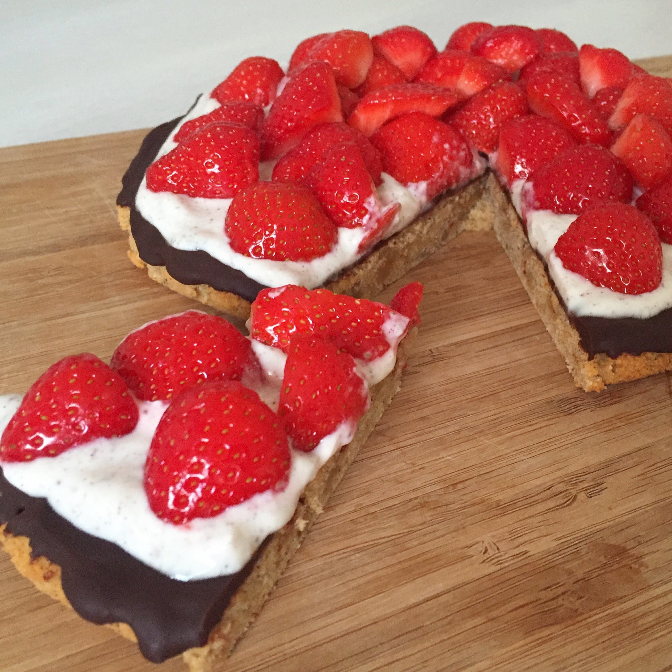 Jordbærterte med marsipanbunn