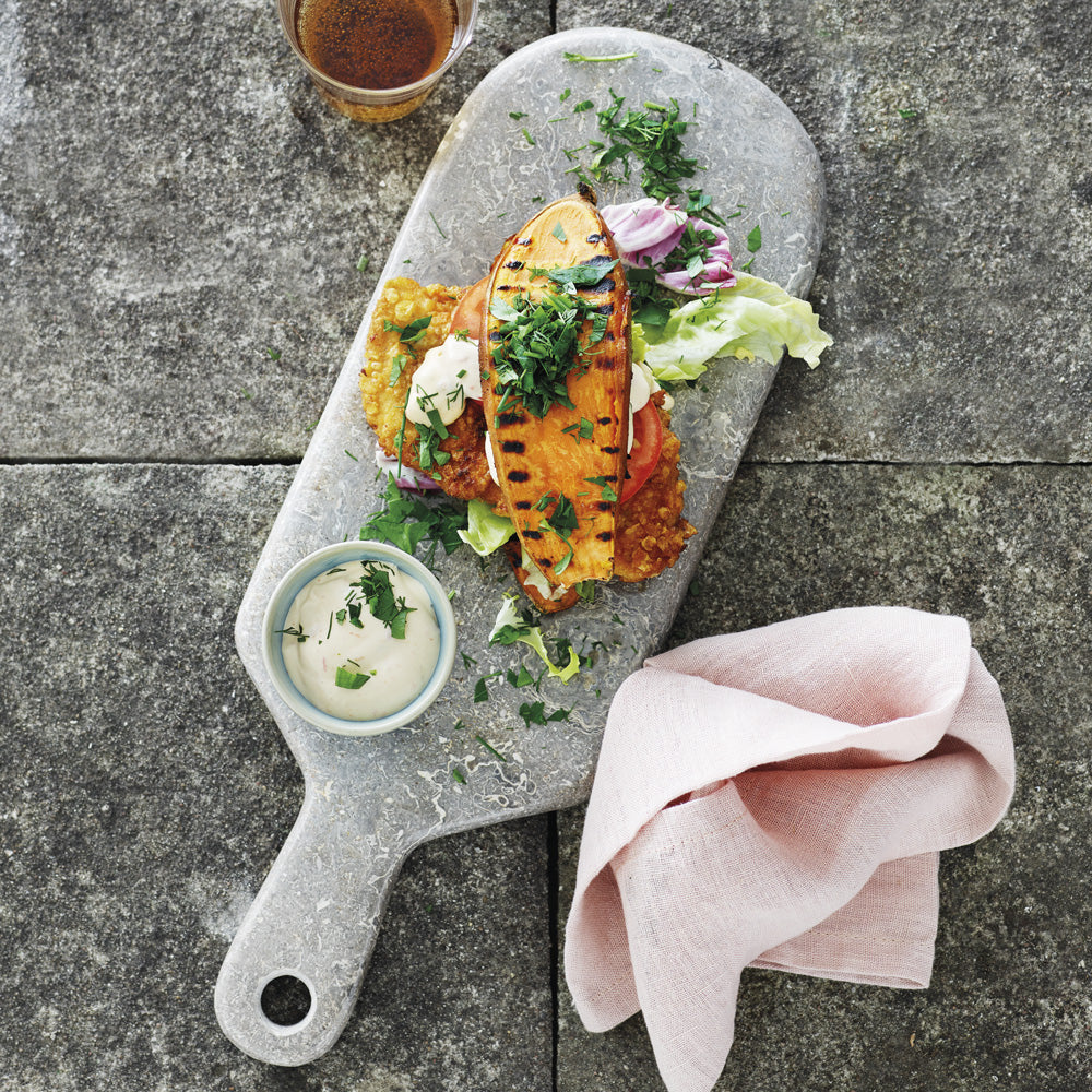 Kyllingschnitzel i søtpotetburger