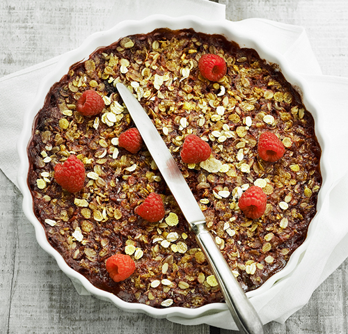Crumble cake med bringebær og vanilje is